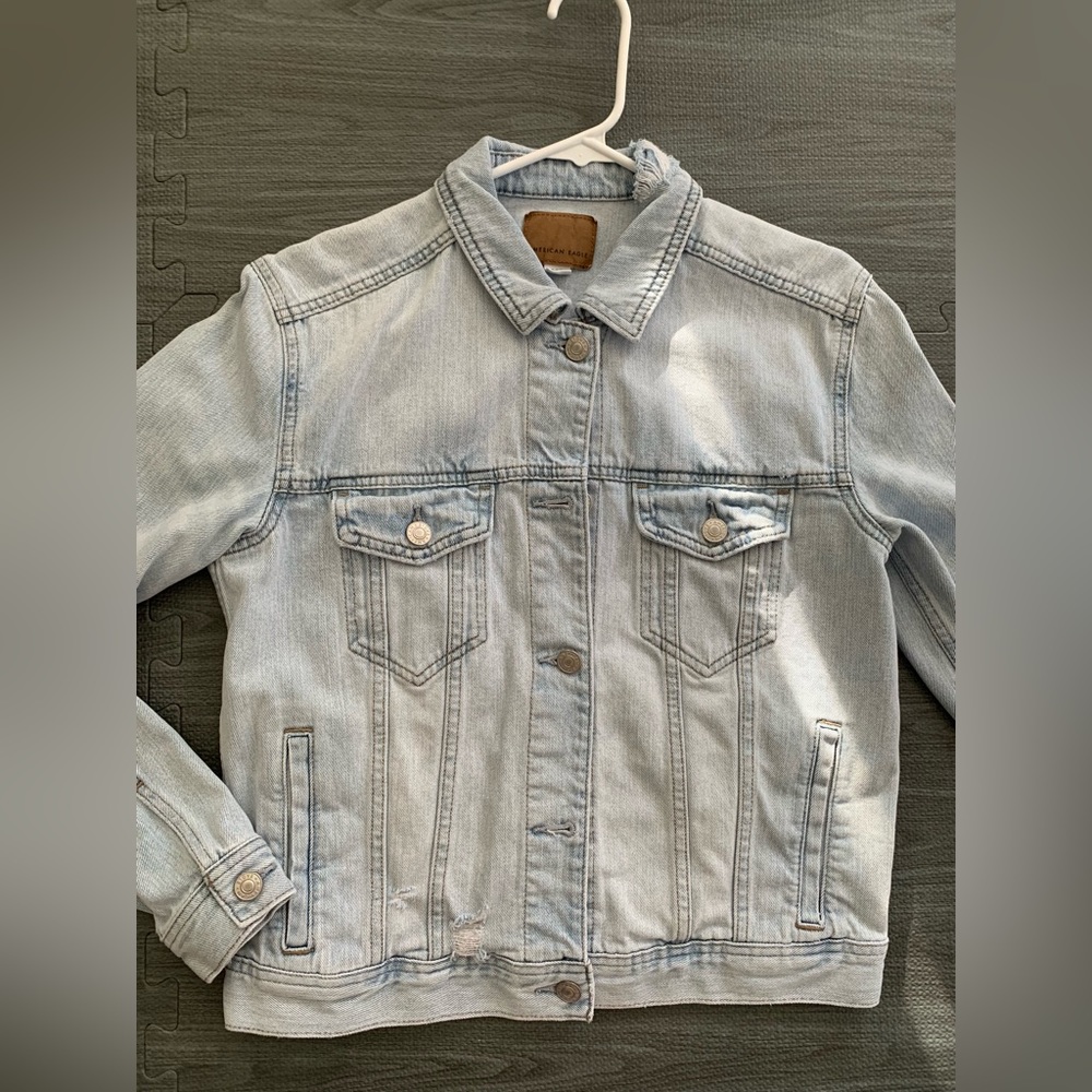 AMERICAN EAGLE DENIM JACKET IN MEDIUM WORN A COUPLE OF TIMES IN GREAT CONDITION